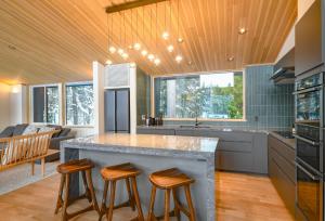 Kuchyň nebo kuchyňský kout v ubytování Yamaemi, Spacious luxury chalet 5br, onsen bath