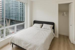 Postel nebo postele na pokoji v ubytování Chic 2-Bedroom Haven in Vibrant Coal Harbour