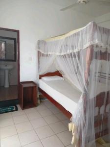 Postel nebo postele na pokoji v ubytování Athula Beach Front Hotel Hikkaduwa