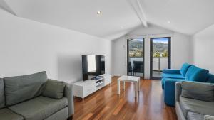 アポロ・ベイにあるTriplet Apollo Bayのソファ2つとテレビのあるリビングルーム