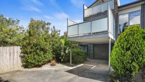 アポロ・ベイにあるTriplet Apollo Bayの私道付家の外観