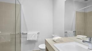 アポロ・ベイにあるTriplet Apollo Bayのシャワー、洗面台、トイレ付きのバスルーム +10枚の写真