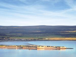 een eiland in het midden van een groot waterlichaam bij Callachy Cottage - Uk7047 in Glenurguhart