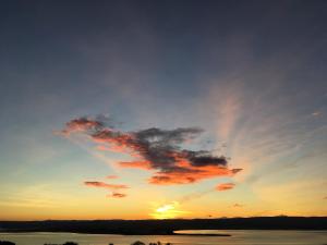 een zonsondergang boven een waterlichaam bij Callachy Cottage - Uk7047 in Glenurguhart
