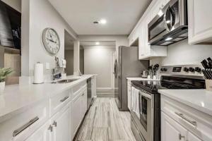 Η κουζίνα ή μικρή κουζίνα στο Lux 2BD Apt Pool SixFlags Grand Prairie GP54C