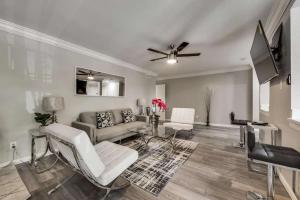 Μια τηλεόραση ή/και κέντρο ψυχαγωγίας στο Lux 2BD Apt Pool SixFlags Grand Prairie GP54C