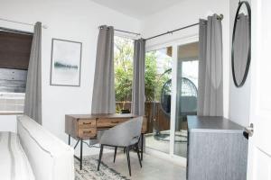 a living room with a desk and a chair at Oceanview Escape Walk to Cruz Bay & Beaches in Enighed