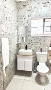 Un baño con un inodoro blanco y un lavabo. en Seaside Studio 22, en East London