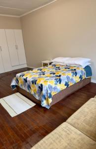 1 dormitorio con 1 cama con manta azul y amarilla en Seaside Studio 22, en East London
