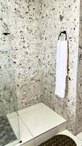 Baño con una toalla colgada en la pared en Seaside Studio 22, en East London