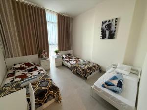 Un dormitorio con dos camas y una ventana en Luxury 2-Bedroom APT - Sea Views in Saadiyat Island, en Abu Dabi 47 fotos más