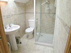 une salle de bains avec douche, toilettes et lavabo dans l'établissement Meadow Cottage, à Westward