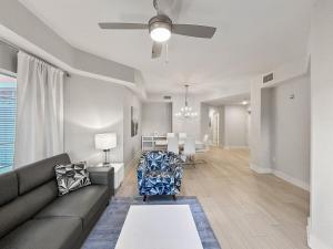 Χώρος καθιστικού στο Family-Friendly 3-Bedroom Condo for 6 and 5 min to Disney +22 φωτογραφίες