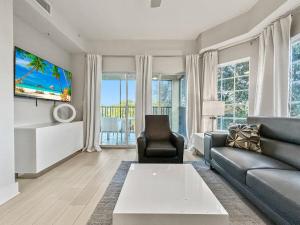 Χώρος καθιστικού στο Family-Friendly 3-Bedroom Condo for 6 and 5 min to Disney