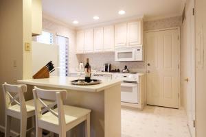 Η κουζίνα ή μικρή κουζίνα στο Napa Escape Luxe King Bed Near Wineries & Spa