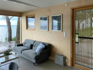 Posezení v ubytování Modern Summer House By The Water In Hellebæk + 4 fotografie