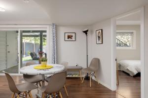 Un comedor con mesa y sillas y un dormitorio. en Coho Trailside Comforts, en Brackendale