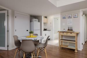 Una cocina y un comedor con mesa y sillas. en Coho Trailside Comforts, en Brackendale