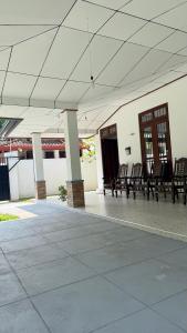 a group of benches sitting under a building at The Grace Cottage - Negombo in Dagonna
