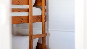 Palanda nebo palandy na pokoji v ubytování Pear Tree Cottage