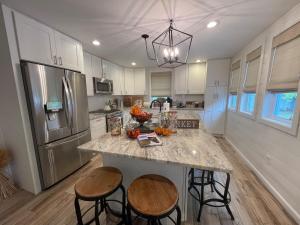 Kuchyň nebo kuchyňský kout v ubytování Modern Farmhouse Retreat North Fork Wine Country