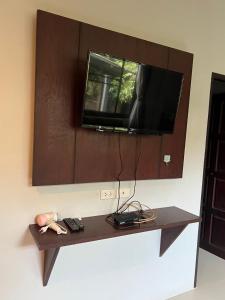 Μια τηλεόραση ή/και κέντρο ψυχαγωγίας στο RoominVilla2bed1bathsharepoolwithtentoaonangbeachbyscooter