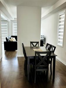 Un comedor con una mesa y sillas y un sofá. en Cozy Room in Ayr, en Paris