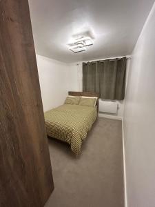 ein kleines Schlafzimmer mit einem Bett und einem Fenster in der Unterkunft Luxury apartment in Guildford in Guildford
