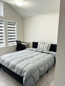 Un dormitorio con una cama grande y un escritorio. en Cozy Room in Ayr, en Paris