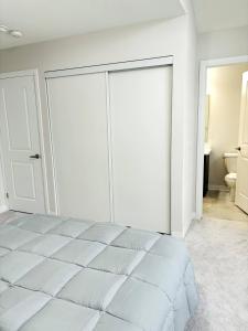 1 dormitorio blanco con 1 cama grande y baño en Cozy Room in Ayr, en Paris 1 foto más