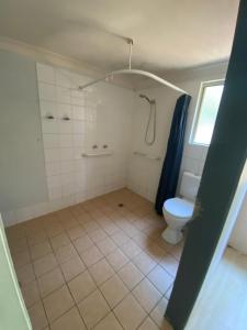 a bathroom with a shower and a toilet at Edmonton Lodge in Edmonton +16 photos