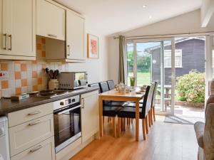 eine Küche mit Tisch und ein Esszimmer in der Unterkunft Mother Ivy's Bay - Uk47553 in Saint Merryn