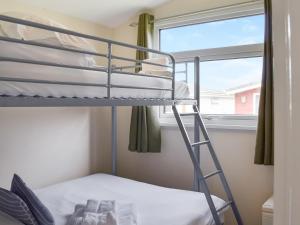 Etagenbett in einem Zimmer mit Fenster in der Unterkunft Mother Ivy's Bay - Uk47553 in Saint Merryn + 4 Fotos