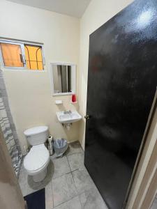 a bathroom with a toilet and a sink at Casa amplia y céntrica cerca de Laguna del Náinari in Ciudad Obregón +16 photos