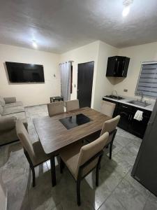 a kitchen and dining room with a wooden table and chairs at Casa amplia y céntrica cerca de Laguna del Náinari in Ciudad Obregón