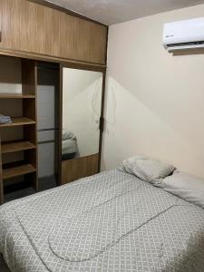 a bedroom with a bed and a mirror at Casa amplia y céntrica cerca de Laguna del Náinari in Ciudad Obregón