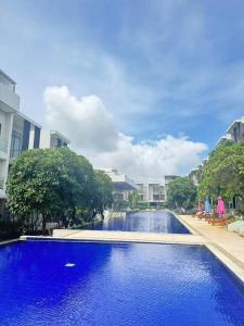a large blue swimming pool in a city at sea l in Jakarta