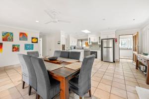 Kuchyň nebo kuchyňský kout v ubytování Gone Coastal - Pet Friendly with Swimming Pool