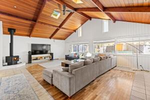 Posezení v ubytování Gone Coastal - Pet Friendly with Swimming Pool