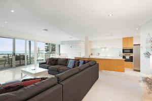 Η κουζίνα ή μικρή κουζίνα στο Tidehouse - Scenic Esplanade Escape with Shared Pool