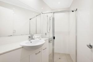 Ένα μπάνιο στο Tidehouse - Scenic Esplanade Escape with Shared Pool +17 φωτογραφίες