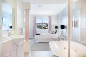 Ένα ή περισσότερα κρεβάτια σε δωμάτιο στο Tidehouse - Scenic Esplanade Escape with Shared Pool