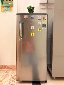 una nevera con imanes en una habitación en Banana Leaf, en Dehradun