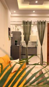 sala de estar con cortinas verdes y cocina en Banana Leaf, en Dehradun 14 fotos más