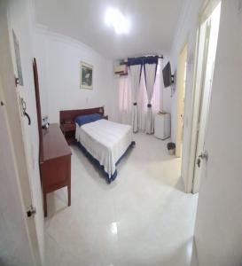 Un dormitorio con una cama y una mesa dentro. en Hotel Lord by Croma, en Cúcuta