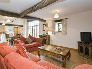Una sala de estar con un sofá y una mesa de café. en Sorrel - E4321, en Ludham