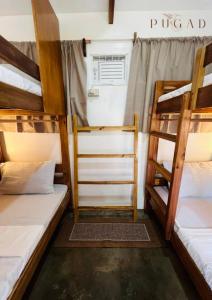 Postel nebo postele na pokoji v ubytování Pugad Hostel, El Nido
