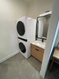een badkamer met een wasmachine en droger naast een wastafel bij Star Valley Barndominium Unit B in Thayne +23 foto's
