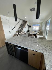 een keuken met aanrechtblad en een woonkamer bij Star Valley Barndominium Unit B in Thayne