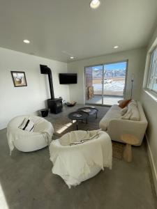 een woonkamer met twee banken en een open haard bij Star Valley Barndominium Unit B in Thayne